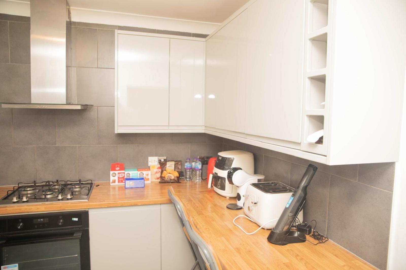 Three Bedroom House Newly Renovated Close To Gravesend Town Center Blue Water Stratford Westfield And 33 Mins To Kings Cross On Southeastern Javelin Line Exteriör bild