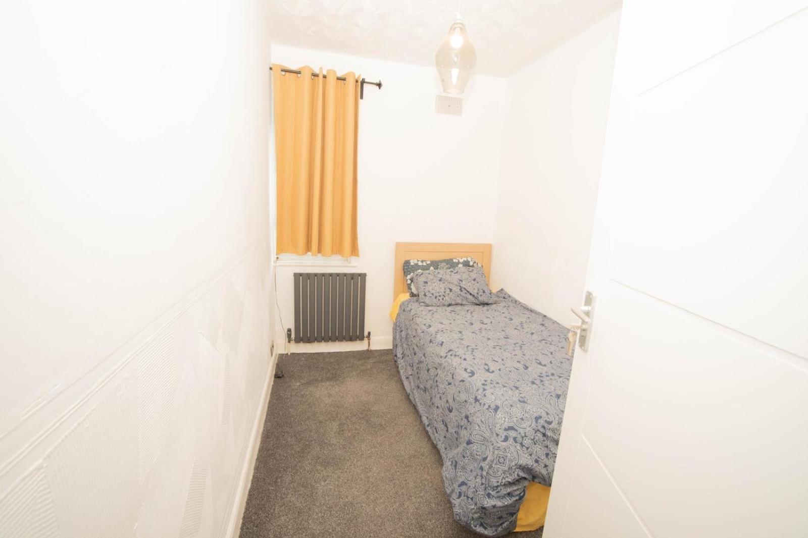 Three Bedroom House Newly Renovated Close To Gravesend Town Center Blue Water Stratford Westfield And 33 Mins To Kings Cross On Southeastern Javelin Line Exteriör bild