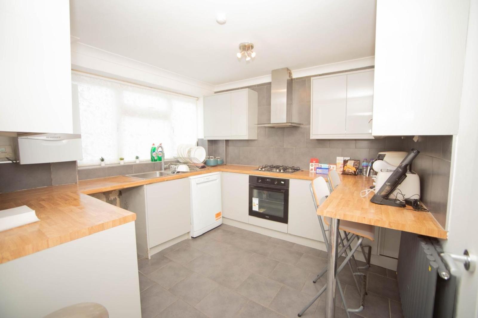 Three Bedroom House Newly Renovated Close To Gravesend Town Center Blue Water Stratford Westfield And 33 Mins To Kings Cross On Southeastern Javelin Line Exteriör bild